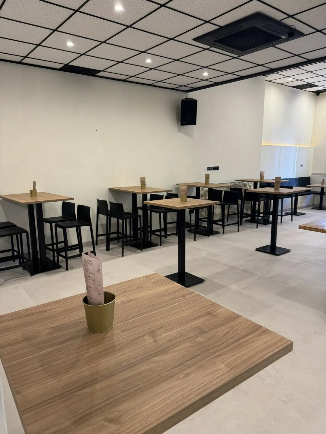 Mesas altas y bajas en la sala principal